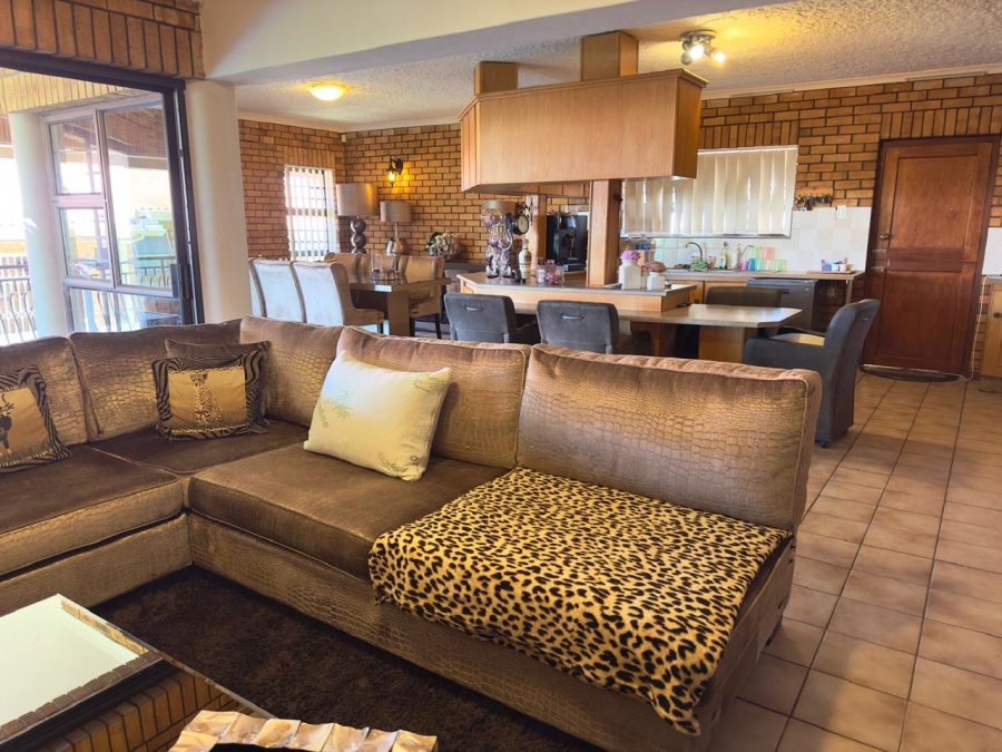 6 Bedroom Property for Sale in Wavecrest Eastern Cape
